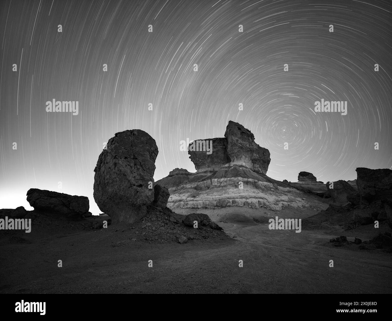 En el camino en la región desértica de Al Huqf en Omán, por la noche, cielo estrellado Foto de stock