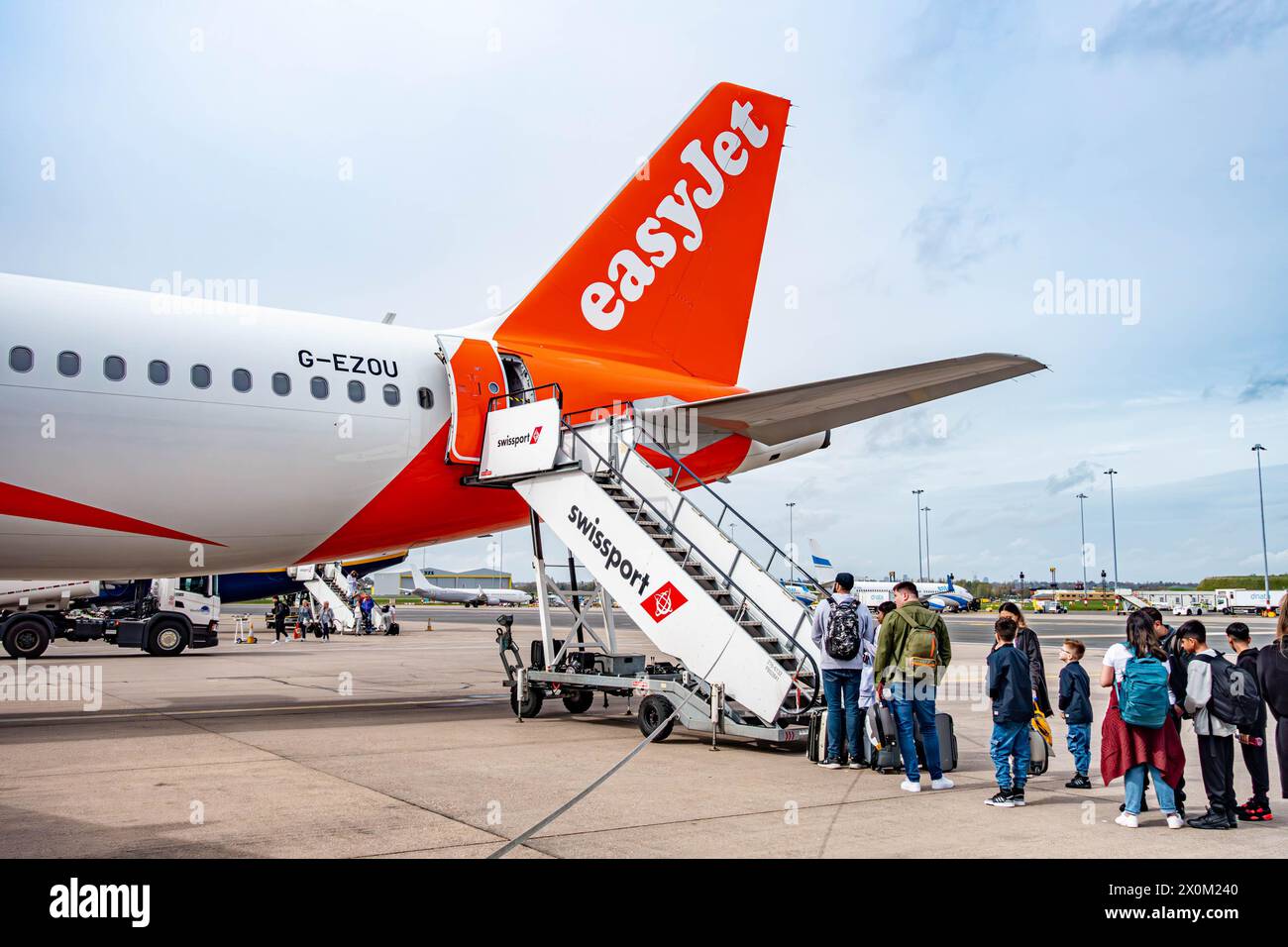 Pasajeros que abordan un avión EasyJet a pasos de la pista en la puerta trasera del Aeropuerto Internacional de Birmingham Foto de stock