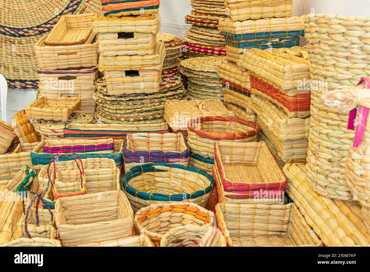 Artesanías totora como cestas, cajas, alfombrillas hechas de fibra vegetal natural, hechas a mano por artesanos de la provincia de Imbabura del Ecuador Foto de stock