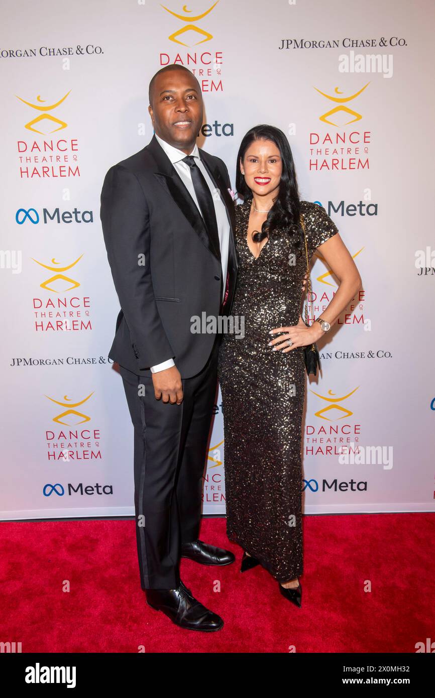 Nueva York, Estados Unidos. 12 de abril de 2024. (L-R) Cameron Arrington e Indhira Arrington asisten al Teatro de Danza de la Gala Visión Anual de Harlem en honor a Misty Copeland en el Centro de la Ciudad de Nueva York. Crédito: SOPA Images Limited/Alamy Live News Foto de stock