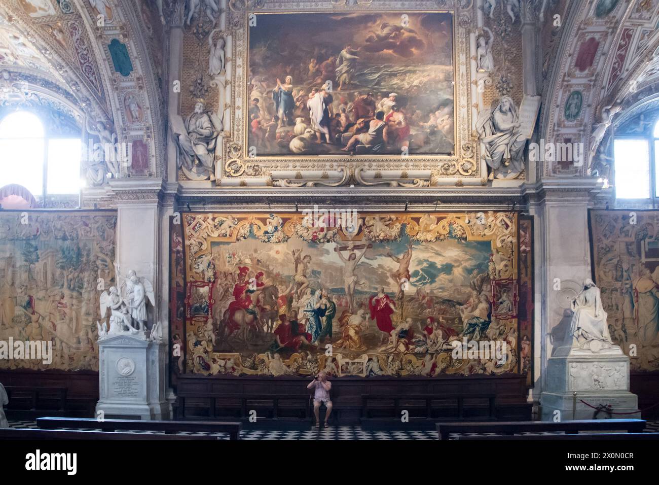 Crucifixión tapiz flamenco del siglo XVII y el paso de la pintura del Mar Rojo de Luca Giordano de 1681 en la Basílica románica lombarda di Sa Foto de stock