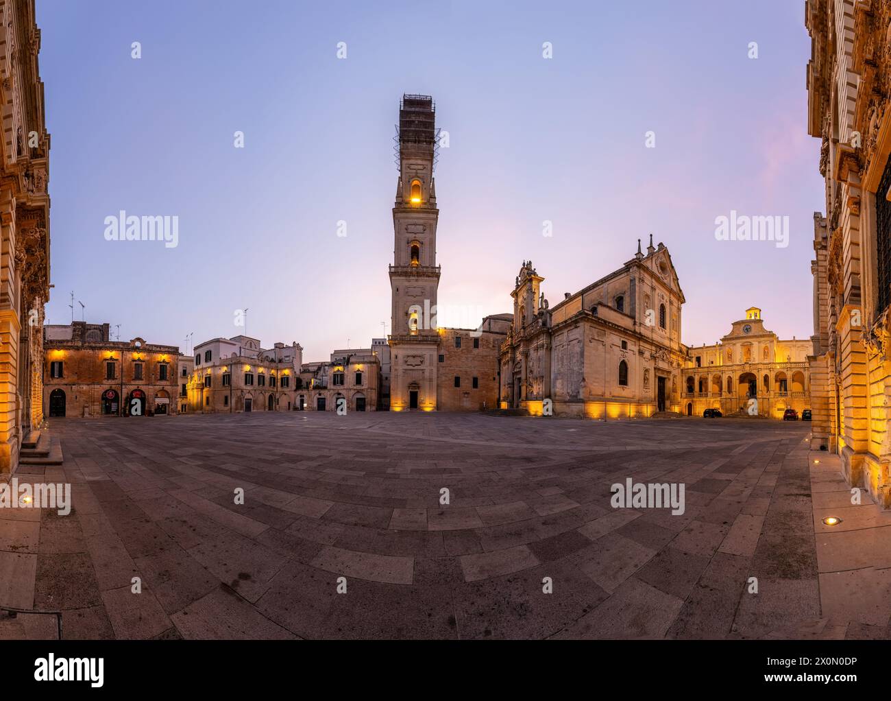 La vacía Piazza del Duomo en Lecce, Italia, al amanecer Foto de stock