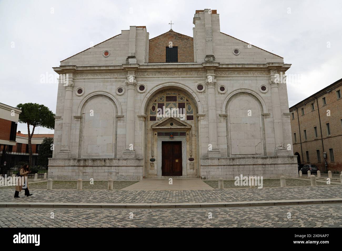 Fachada de mármol del templo de Malatesta en Rímini en Italia Foto de stock