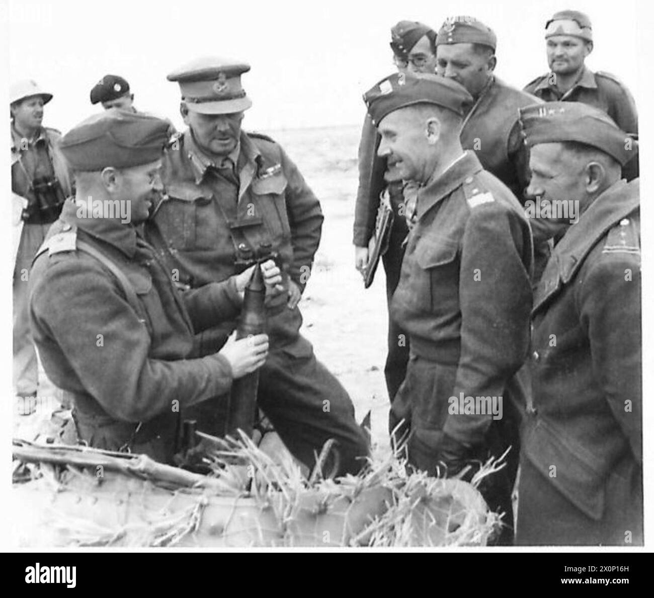 EL EJÉRCITO POLACO EN LA CAMPAÑA del DESIERTO DE WESTERN, 1940-1942 - Oficial polaco mostrando un proyectil de un cañón antitanque alemán Pak 38 capturado al general Brink y al general Stanisław Kopański, el CO de la Brigada de Rifles Cárpatos. El arma ahora es utilizada por las tropas polacas. General de División George Edwin Brink, el CO de la 1ª División de Sudáfrica, que incluía tropas de la Brigada Independiente de los Cárpatos polacos y los franceses libres, visitó sus unidades en el área de avanzada Ejército Polaco, Fuerzas Armadas Polacas en el Oeste, Brigada Independiente de los Cárpatos Rifles, Ejército Sudafricano, Primera División, Brin Foto de stock