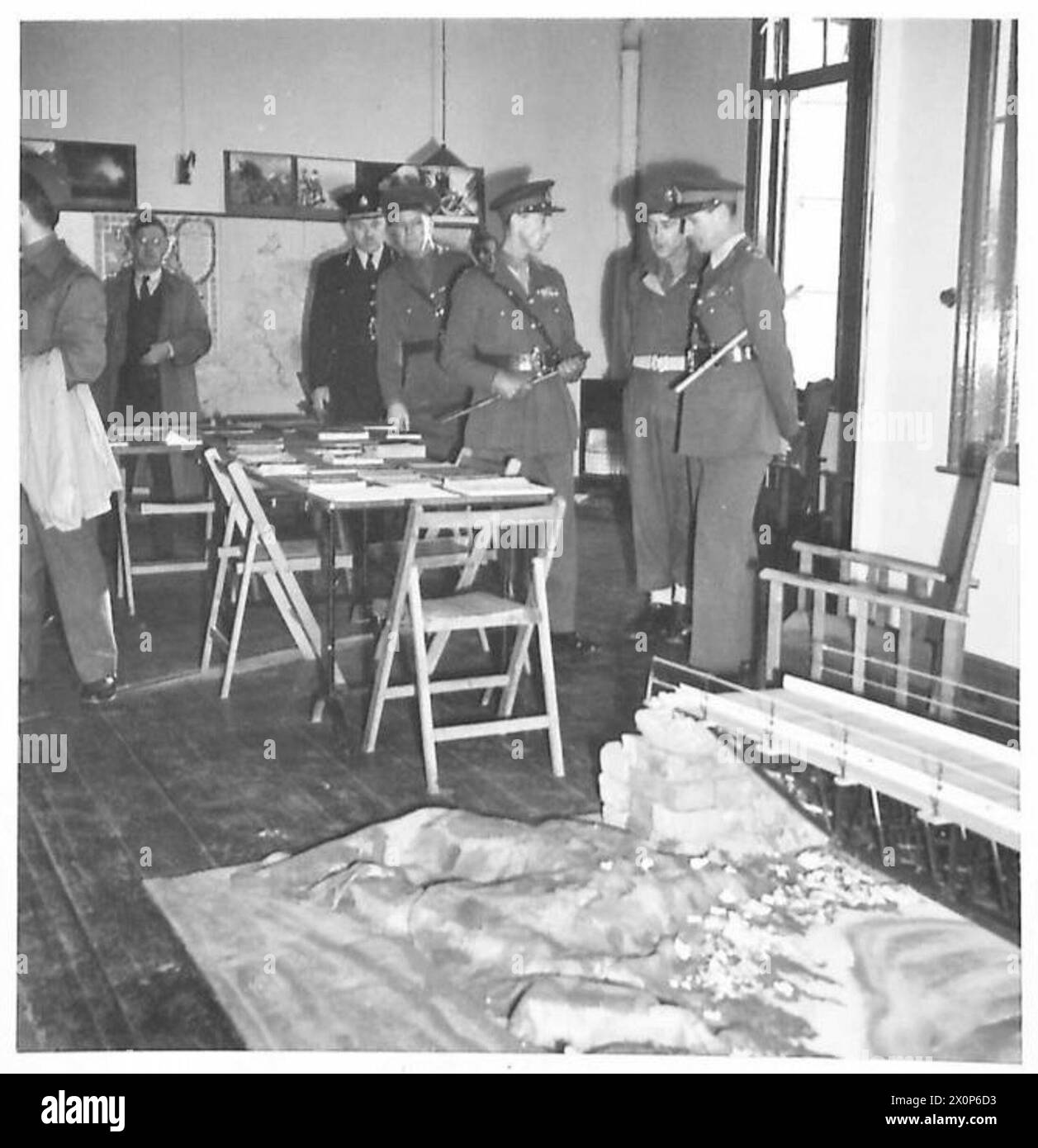 APERTURA DEL CENTRO DE LA FUERZA DE CADETES DEL EJÉRCITO, DISTRITO SUROESTE - Teniente General Crocker inspeccionando el centro. Negativo fotográfico, ejército británico Foto de stock