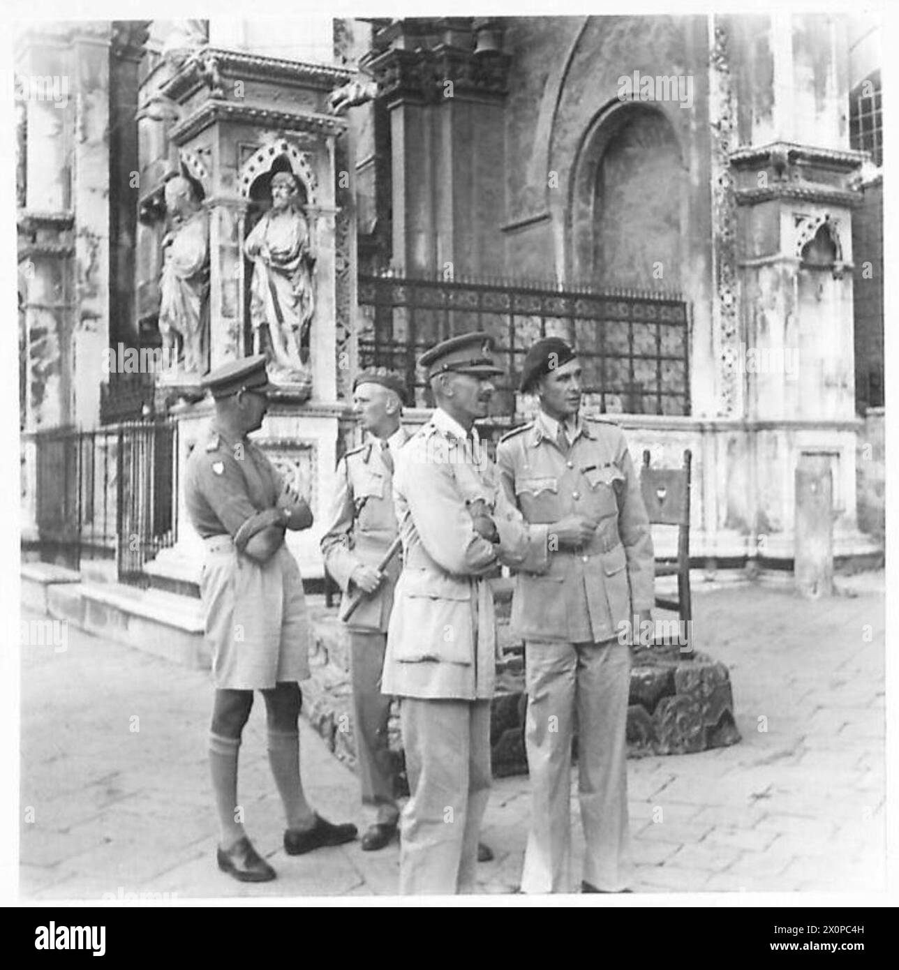 ITALIA: LOS FRANCESES CONMEMORAN EL DÍA DE LA BASTILLA - Un grupo de generales en la ceremonia; son: - Lieut. General Leese Lieut. General Kirkman 1 Comandante del Cuerpo, General de División Poole, Comandante 6 División Blindada Sudafricana (boina negra) General Theron (boina marrón) Negativo fotográfico, Ejército Británico Foto de stock