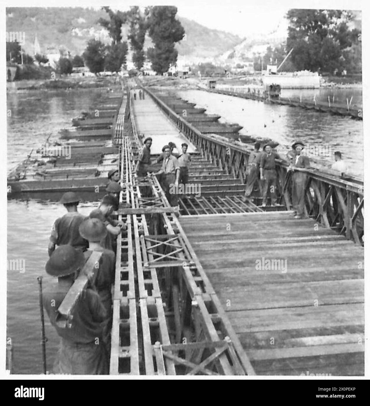 CRUZANDO LOS PUENTES DEL SENA - El puente de tráfico pesado Clase 40 está a punto de completarse. Negativo fotográfico, Ejército Británico, 21er Grupo del Ejército Foto de stock