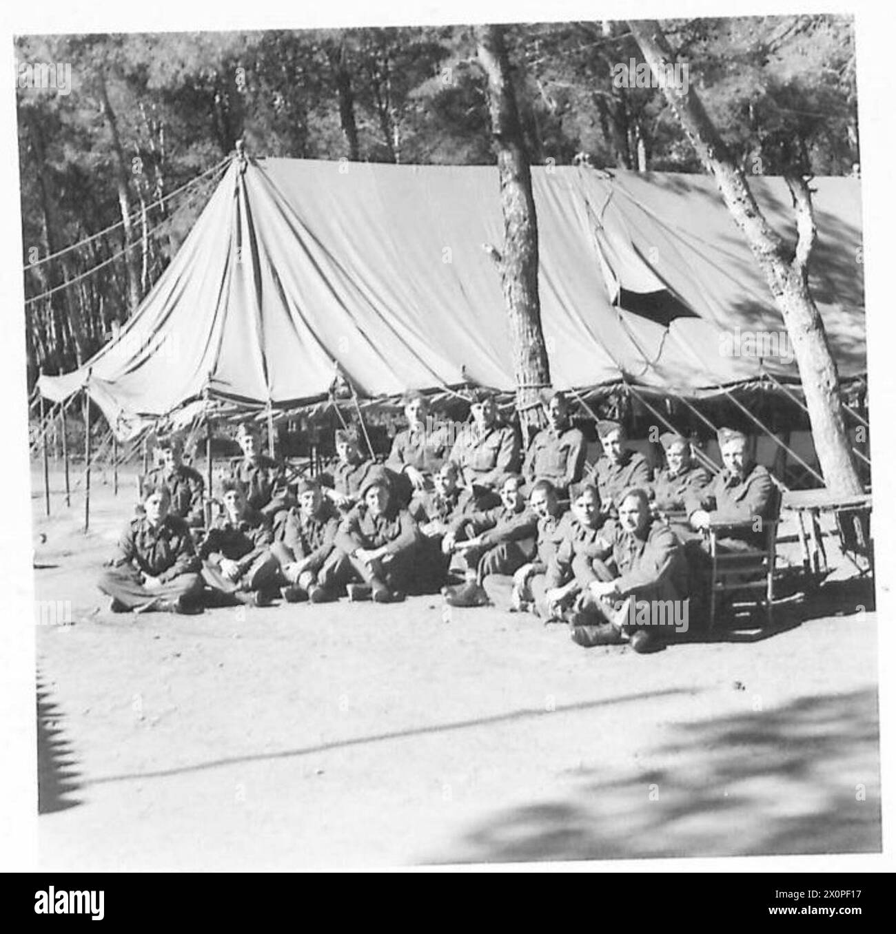 NORTE DE ÁFRICA: HISTORIA DE OBSERVADORES - el partido de conciertos de los 'murmurs del bosque'. Primera fila - de izquierda a derecha:- SPR. S. Johnson de 10 Rosemary Crescent West, Goldthron Road, Wolverhampton SPR. R. Branscombe, 120 Abbots Road, Pollard's Hill, Mitcham, Surrey. Pte A.A. Cook, 119 Rushden Gardens, Barkingside, Ilford, Essex. Sgmn. A.A. Calcutt de 78 Buchanan Gardens, Kensal Rise, Londres, N.W.10. Lac Marshall de 35 Wyberton Low Road, Boston, Lines. GNR. R.H. Bridger, 1 The Broadway, Tynemouth Northumberland Pte. L. Watkins de 12 Newburn Road, GT. Horton, GNR. J. Hughes del Sargento Co.Durham J. Farley de 115 GT.Bridee S Foto de stock