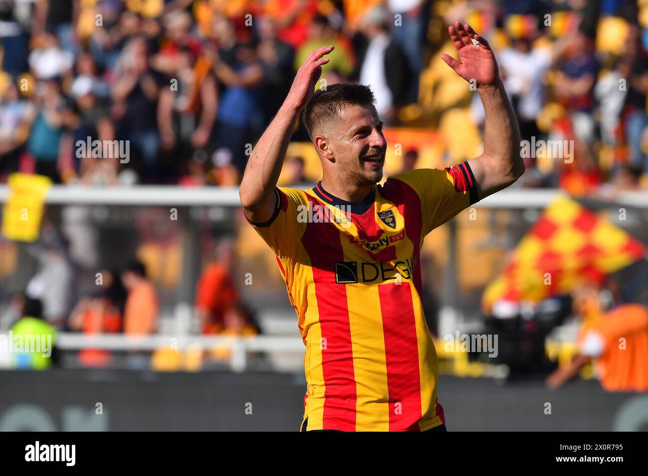 Lecce, Italia. 13 de abril de 2024. El centrocampista central de Lecce Ylber Ramadani (20 Lecce) durante el partido de fútbol de la Serie A TIM entre el US Lecce y el Empoli FC 1920 en el estadio Via del Mare de Lecce, Italia, el sábado 13 de abril de 2024. (Imagen de crédito: &#xa9; Giovanni Evangelista/LaPresse) Crédito: LaPresse/Alamy Live News Foto de stock