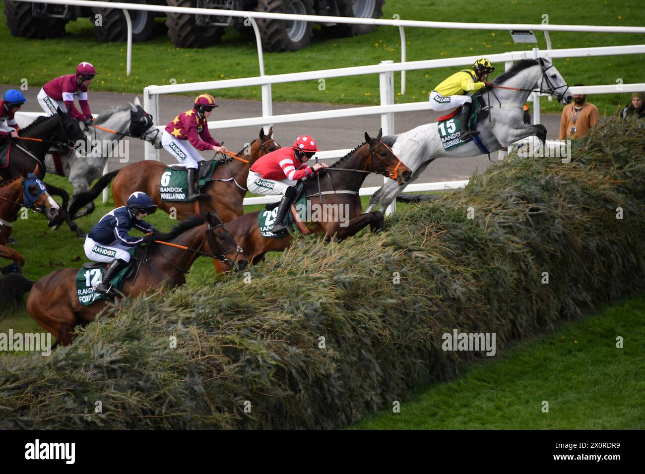 Liverpool, Reino Unido, 12 de abril de 2024. Los líderes saltan la zanja abierta en el segundo circuito en el Grand National en Aintree. Crédito de la foto: Paul Blake/Alamy Sports News Foto de stock