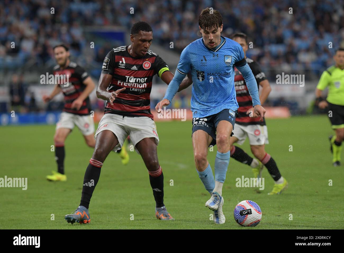 Sydney, Australia. 13 de abril de 2024. Fabio Gomes (Izq.) de Sydney FC y Max Barry Burgess (Der.) de Sydney FC se ven durante el partido de la ronda 24 de la temporada 2023-24 de Isuzu UTE A-League entre Sydney FC y Western Sydney Wanderers FC celebrado en el Allianz Stadium. Resultado final Sydney FC 2:1 Western Sydney Wanderers. Crédito: SOPA Images Limited/Alamy Live News Foto de stock