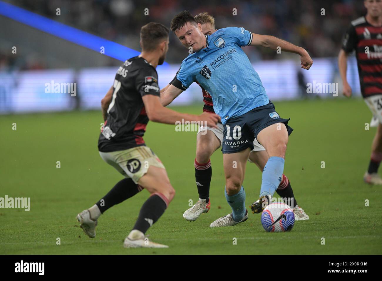 Sydney, Australia. 13 de abril de 2024. Joseph Lolley (delantero) del Sydney FC, Dylan Pierias (izquierda) y Oscar James Moncrieff Priestman (atrás) del Western Sydney Wanderers FC se ven durante el partido de la ronda 24 de la temporada Isuzu UTE A-League 2023-24 entre el Sydney FC y el Western Sydney Wanderers FC celebrado en el Allianz Stadium. Resultado final Sydney FC 2:1 Western Sydney Wanderers. Crédito: SOPA Images Limited/Alamy Live News Foto de stock