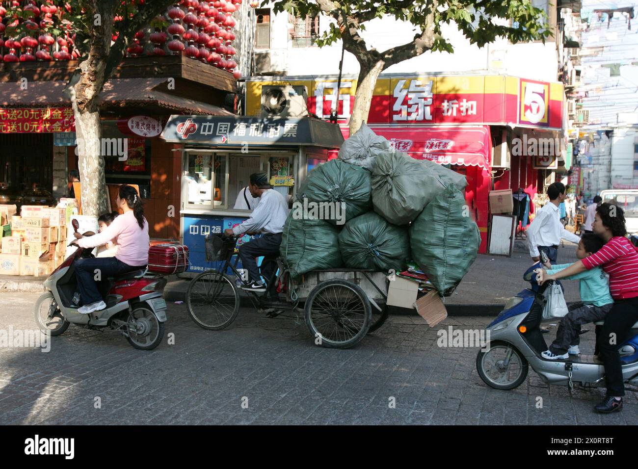 Shanghai China, 13 de octubre de 2008. Personas que viajan por trabajo en Shanghai, China. Luke Durda/Alamy Foto de stock