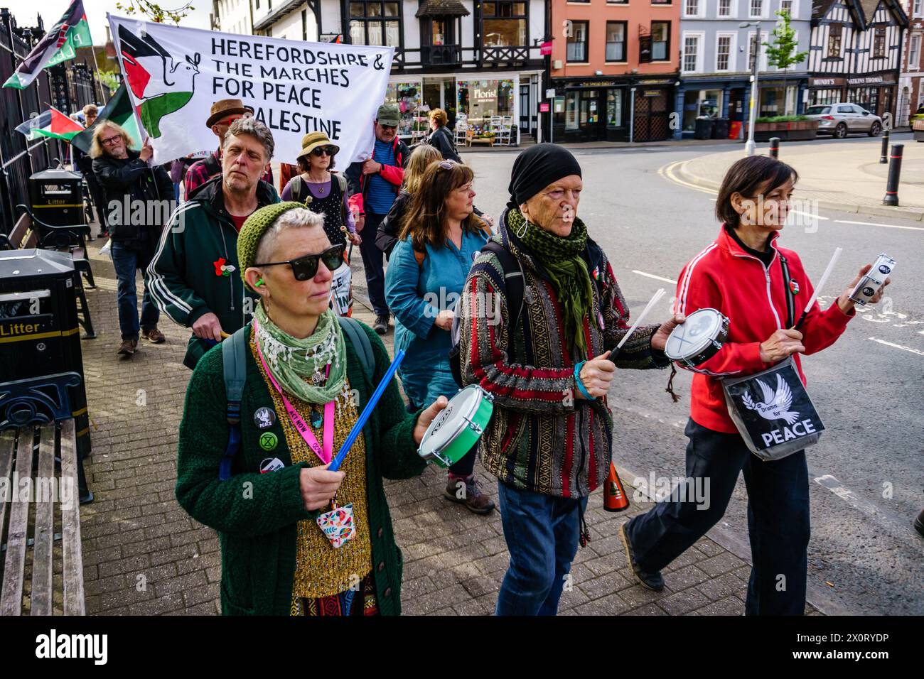 Hereford, Reino Unido. 13 de abril de 2024. Los manifestantes marchan frente a la Catedral de Hereford durante la protesta pro-palestina. La protesta fue liderada por el grupo con sede en Hereford, para poner fin a la guerra contra los palestinos, que hace campaña por el fin del apoyo militar, político y económico del Reino Unido para Israel, el fin del genocidio de Gaza y la restauración de los derechos humanos y políticos plenos para los palestinos. Crédito: SOPA Images Limited/Alamy Live News Foto de stock