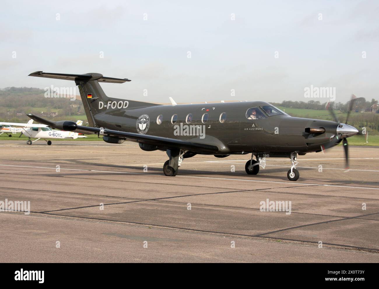 Un avión ejecutivo Pilatus PC-12 de Air Augsberg en el aeropuerto de la ciudad de Brighton Foto de stock