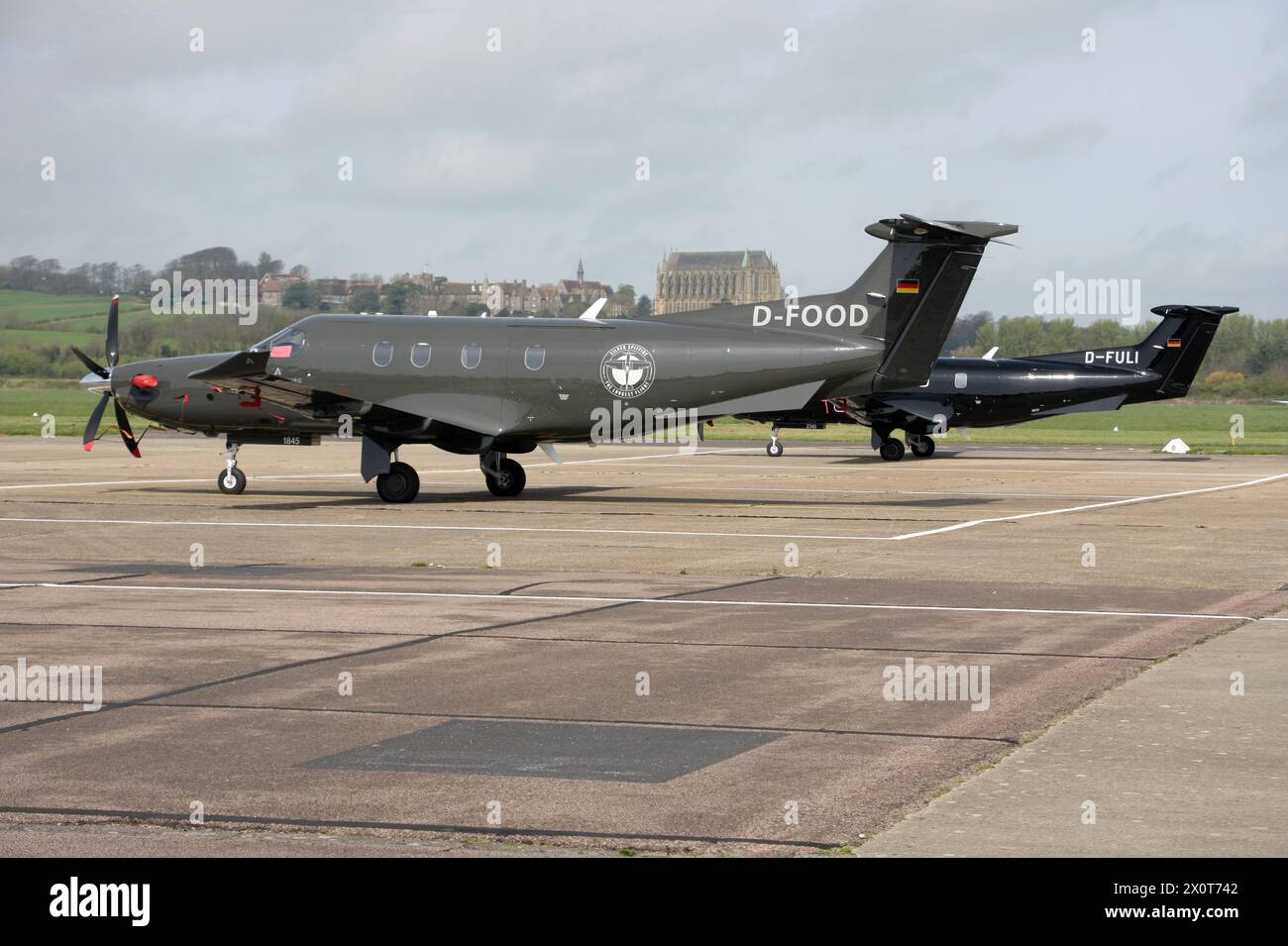 Un avión ejecutivo Pilatus PC-12 de Air Augsberg en el aeropuerto de la ciudad de Brighton Foto de stock