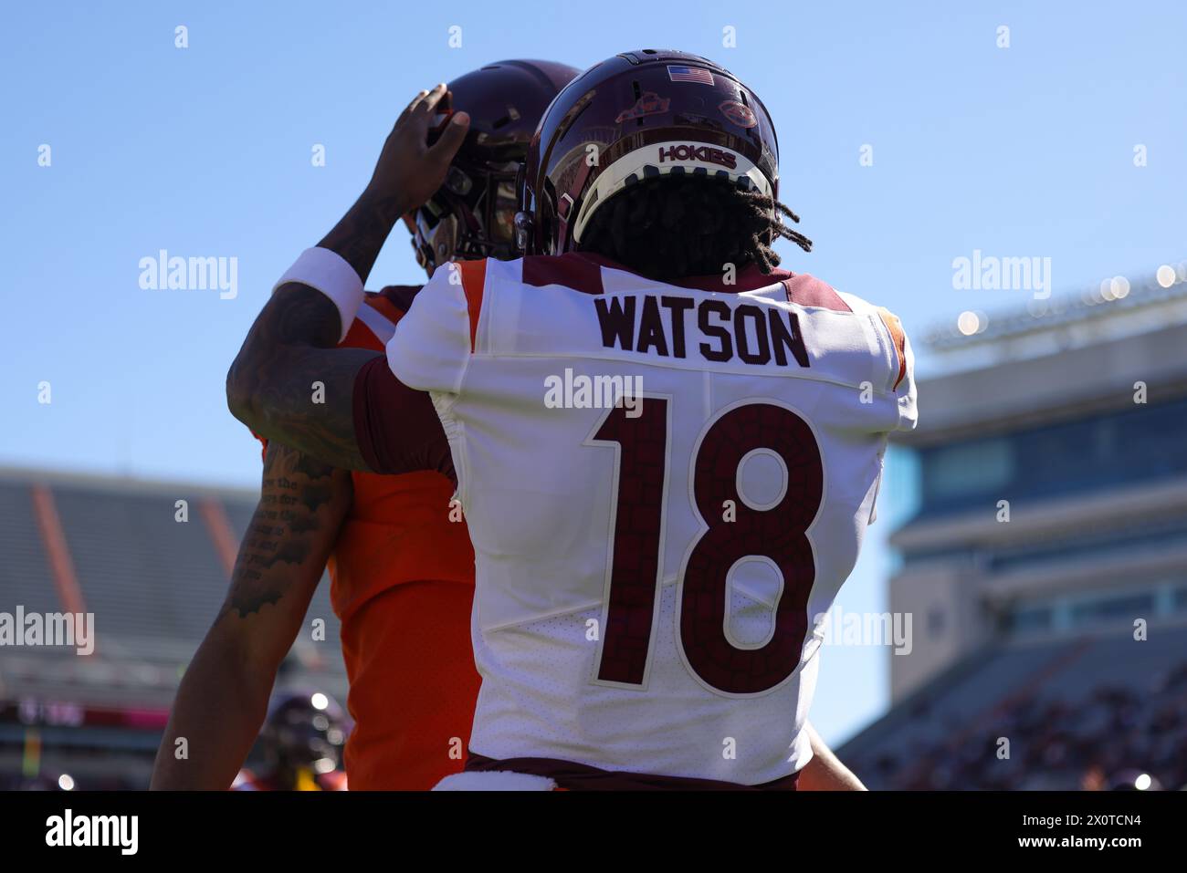 Blacksburg, Virginia, Estados Unidos. 13 de abril de 2024. El quarterback de Virginia Tech Hokies William 'Pop' Watson III (18 años) celebra un touchdown con un compañero de equipo durante el juego de fútbol de primavera Virginia Tech Hokies 2024 en el estadio Lane en Blacksburg, Virginia. Greg Atkins/CSM/Alamy Live News Foto de stock