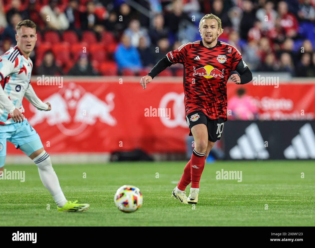 Harrison, Nueva Jersey, EE.UU.. 13 de abril de 2024. El centrocampista de los Red Bulls de Nueva York Emil Forsberg (10) empuja el balón hacia arriba durante el juego de la MLS entre el Chicago Fire y los New York Red Bulls en el Red Bull Arena en Harrison, NJ Mike Langish/CSM/Alamy Live News Foto de stock