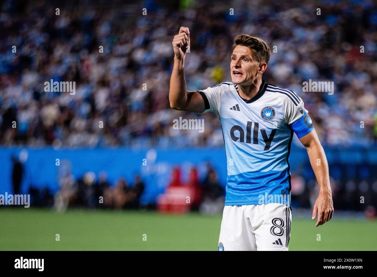 Charlotte, NC, EE.UU.. 13 de abril de 2024. El centrocampista del Charlotte FC Ashley Westwood (8) aboga por una llamada contra el Toronto FC durante la segunda mitad del partido de la Major League Soccer en el Bank of America Stadium en Charlotte, Carolina del Norte. (Scott KinserCal Sport Media) (Imagen de crédito: © Scott Kinser/Cal Sport Media). Crédito: csm/Alamy Live News Foto de stock