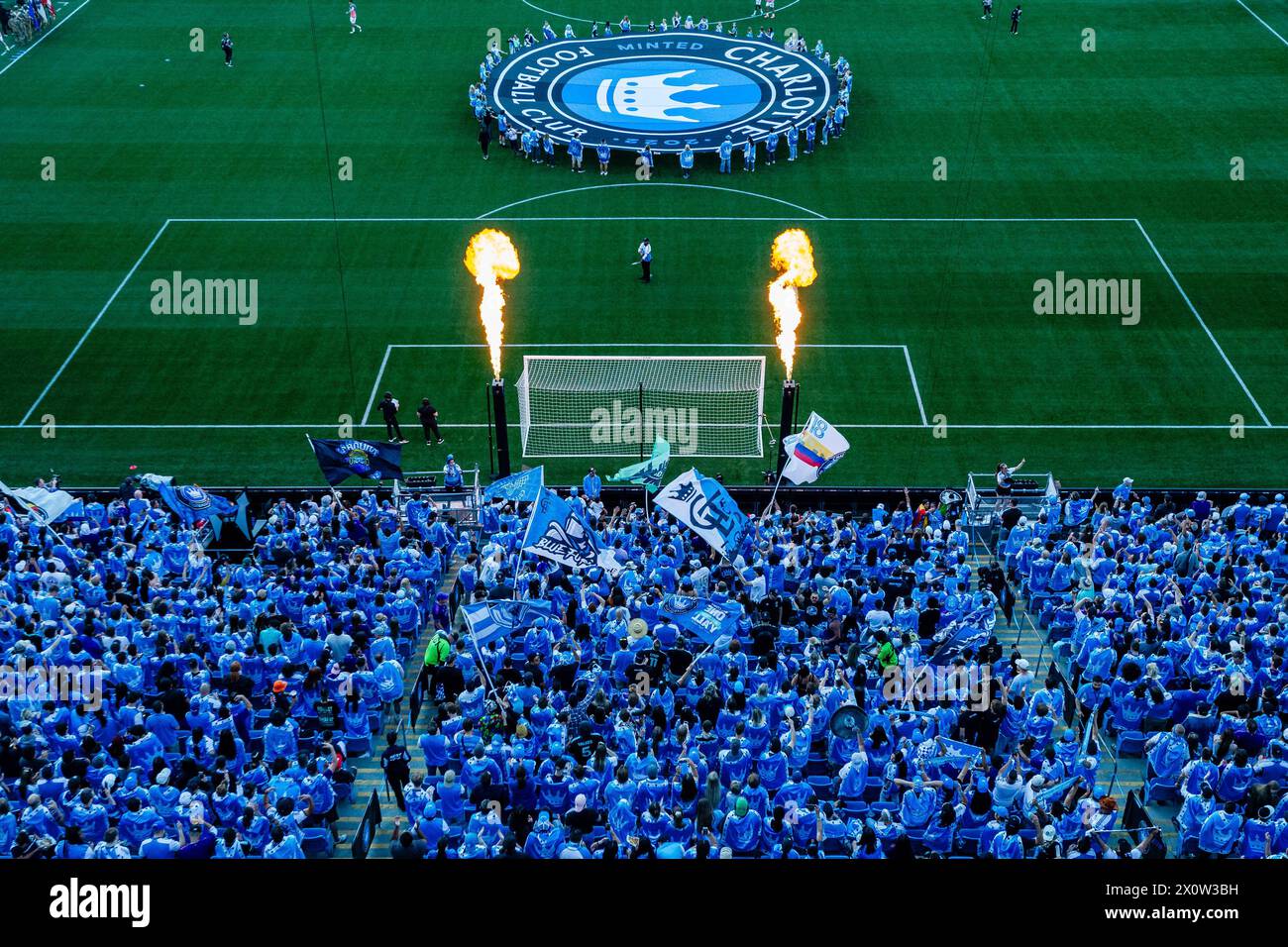 Charlotte, NC, EE.UU.. 13 de abril de 2024. Los fanáticos de Charlotte FC celebran antes del inicio del partido de la Major League Soccer contra el Toronto FC en el Bank of America Stadium en Charlotte, Carolina del Norte. (Scott KinserCal Sport Media) (Imagen de crédito: © Scott Kinser/Cal Sport Media). Crédito: csm/Alamy Live News Foto de stock