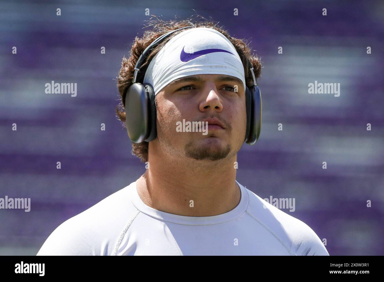 Baton Rouge, LA, EE.UU. 13 de abril de 2024. La ofensiva LSU Lineman Will Campbell (66) camina por el campo antes del Juego de Primavera de LSU en el Tiger Stadium en Baton Rouge, LA. Jonathan Mailhes/CSM/Alamy Live News Foto de stock