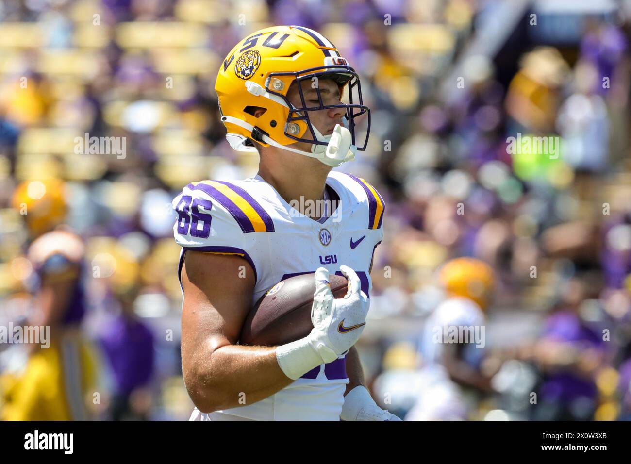 Baton Rouge, LA, EE.UU. 13 de abril de 2024. El ala cerrada de LSU Mason Taylor (86) corre con el balón después de una captura durante el Juego de Primavera del Club Nacional L LSU anual en el Tiger Stadium en Baton Rouge, LA. Jonathan Mailhes/CSM/Alamy Live News Foto de stock