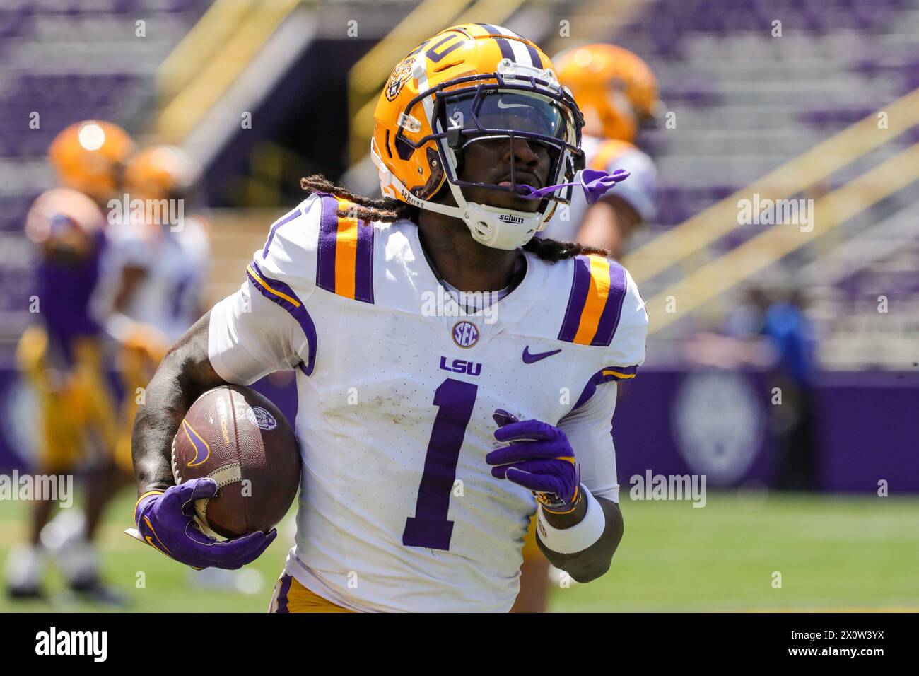 Baton Rouge, LA, EE.UU. 13 de abril de 2024. El receptor abierto de la LSU Aaron Anderson (1) devuelve una patada durante el Juego de Primavera de la LSU del National L Club en el Tiger Stadium en Baton Rouge, LA. Jonathan Mailhes/CSM/Alamy Live News Foto de stock