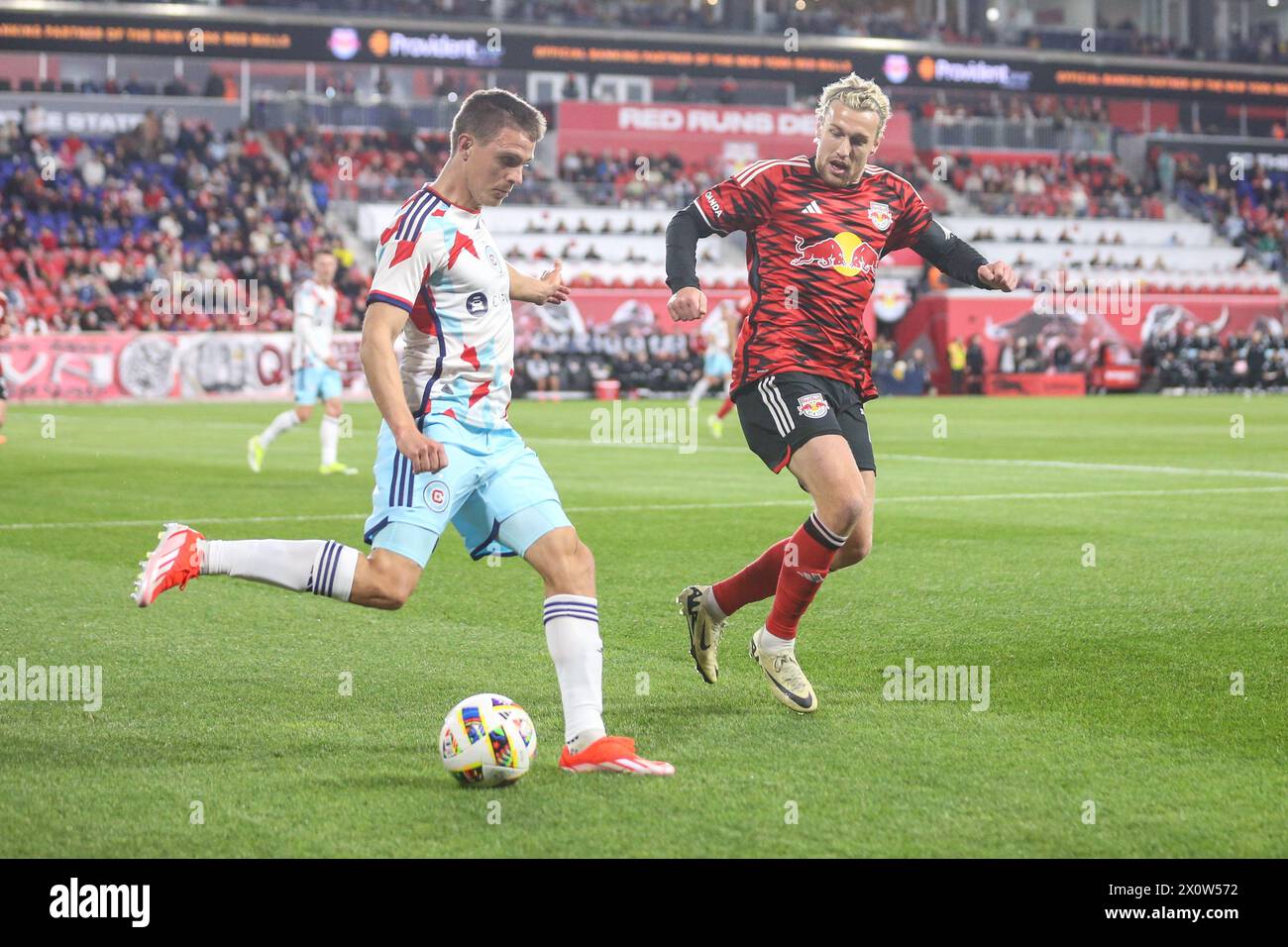 Harrison, Nueva Jersey, EE.UU.. 13 de abril de 2024. El centrocampista de los Red Bulls de Nueva York Emil Forsberg (10) defiende al defensor del Chicago Fire Arnaud Souquet (2) durante el juego de la MLS entre los Chicago Fire y los New York Red Bulls en el Red Bull Arena en Harrison, NJ Mike Langish/CSM (Imagen de crédito: © Mike Langish/Cal Sport Media) (Imagen de crédito: © Mike Langish/Cal Sport Media). Crédito: csm/Alamy Live News Foto de stock