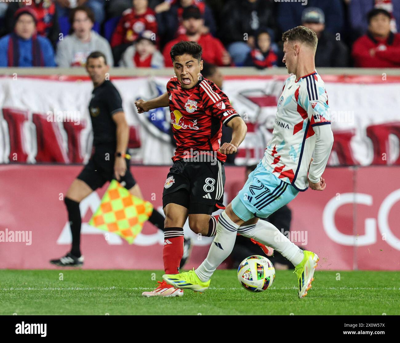 Harrison, Nueva Jersey, EE.UU.. 13 de abril de 2024. El centrocampista de los Red Bulls de Nueva York Frankie Amaya (8) y el centrocampista de Chicago Fire Fabian Herbers (21) luchan por el balón durante el juego de la MLS entre los Chicago Fire y los New York Red Bull Arena en Harrison, NJ Mike Langish/CSM/Alamy Live News Foto de stock