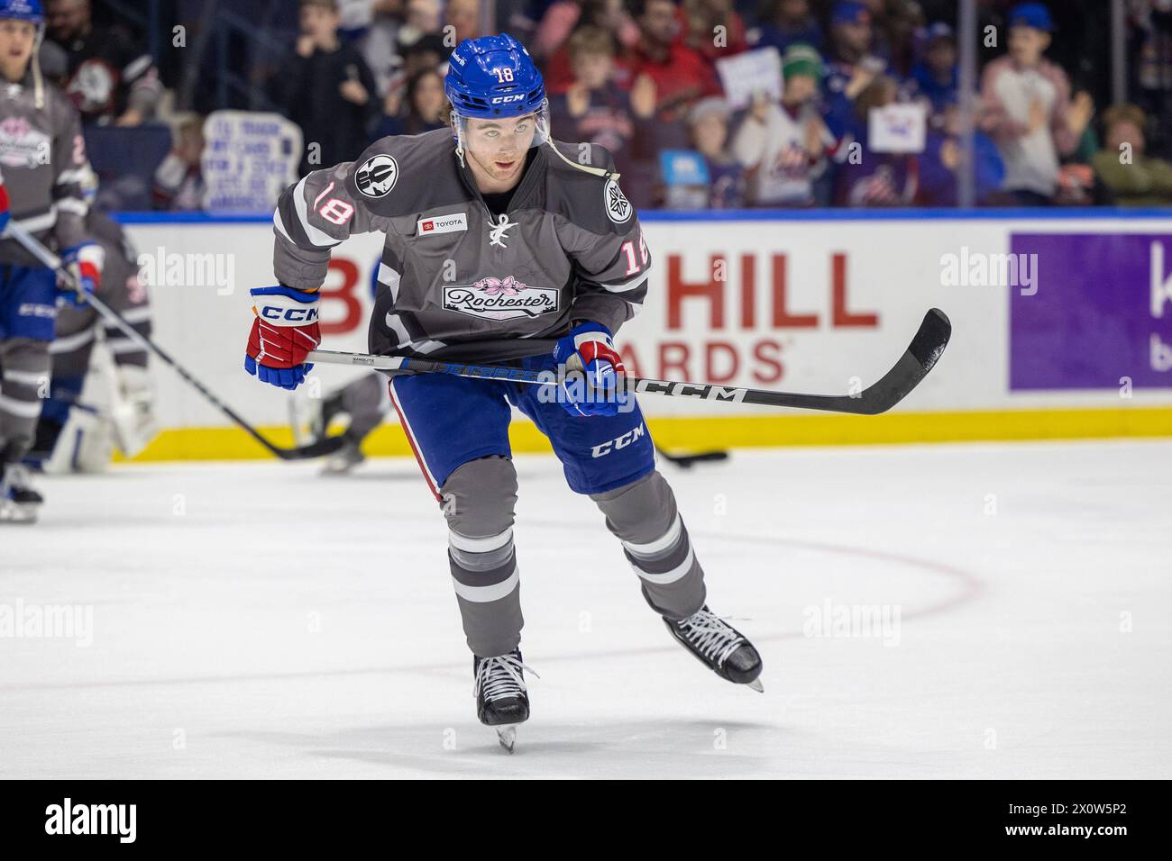 13 de abril de 2024: El delantero estadounidense de Rochester Isak Rosen (18 años) patina en warmups antes de un partido contra los Senadores de Belleville. Los estadounidenses de Rochester recibieron a los Senadores de Belleville en la noche de Roc the Rink en un partido de la Liga Americana de Hockey en el Blue Cross Arena en Rochester, Nueva York. (Jonathan Tenca/CSM) (Imagen de crédito: © Jonathan Tenca/Cal Sport Media) Foto de stock