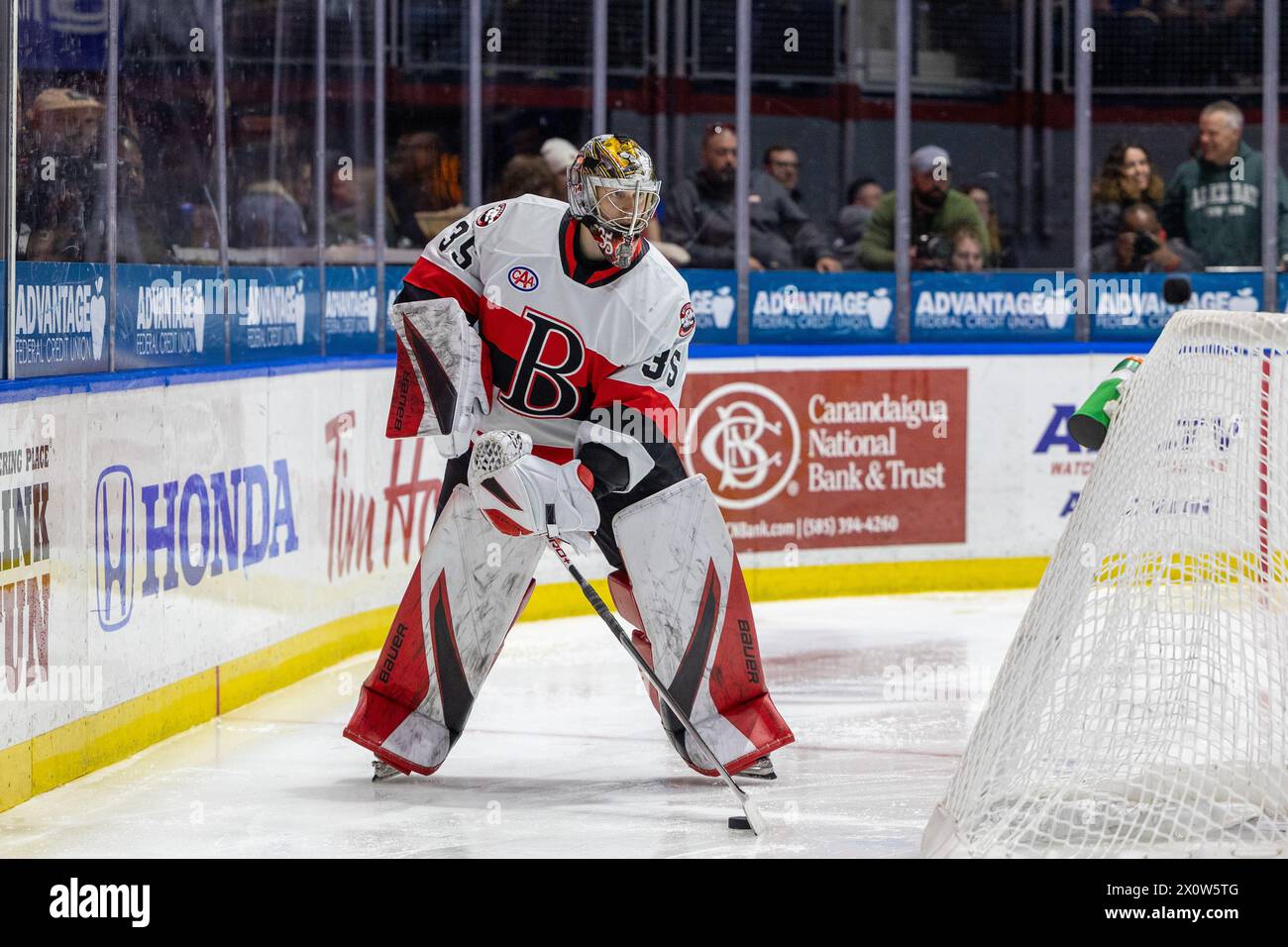 13 de abril de 2024: El portero de los Senadores de Belleville Leevi Merilainen (35) patina en el segundo período contra los Americanos de Rochester. Los estadounidenses de Rochester recibieron a los Senadores de Belleville en la noche de Roc the Rink en un partido de la Liga Americana de Hockey en el Blue Cross Arena en Rochester, Nueva York. (Jonathan Tenca/CSM) (Imagen de crédito: © Jonathan Tenca/Cal Sport Media) Foto de stock