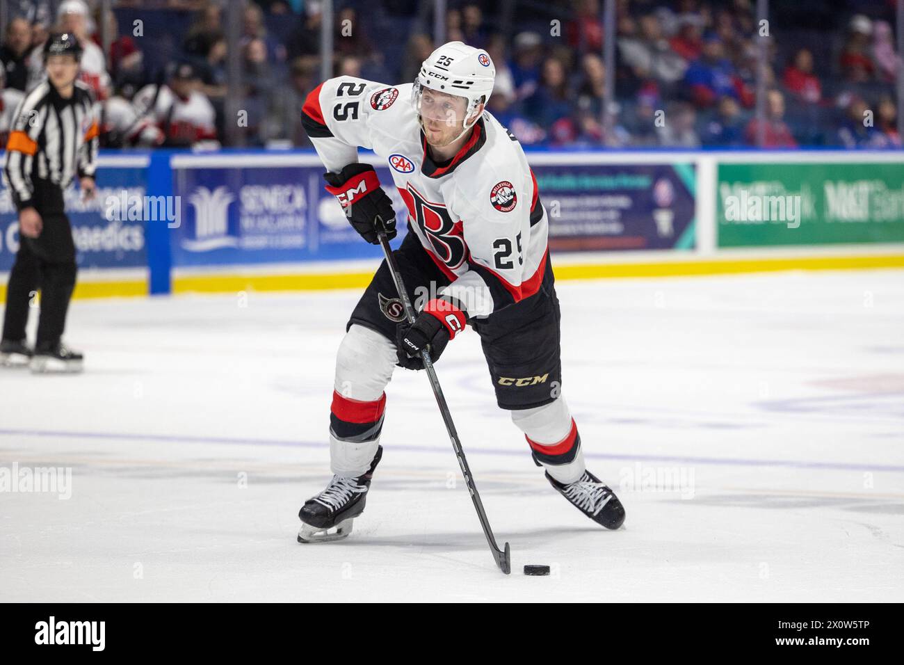 13 de abril de 2024: El delantero de los Senadores de Belleville Tyler Kleven (25) patina en el primer período contra los Americanos de Rochester. Los estadounidenses de Rochester recibieron a los Senadores de Belleville en la noche de Roc the Rink en un partido de la Liga Americana de Hockey en el Blue Cross Arena en Rochester, Nueva York. (Jonathan Tenca/CSM) (Imagen de crédito: © Jonathan Tenca/Cal Sport Media) Foto de stock