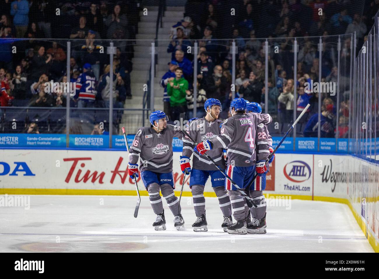 13 de abril de 2024: Los jugadores de Rochester Americans celebran un gol en el primer período contra los Senadores de Belleville. Los estadounidenses de Rochester recibieron a los Senadores de Belleville en la noche de Roc the Rink en un partido de la Liga Americana de Hockey en el Blue Cross Arena en Rochester, Nueva York. (Jonathan Tenca/CSM) Foto de stock