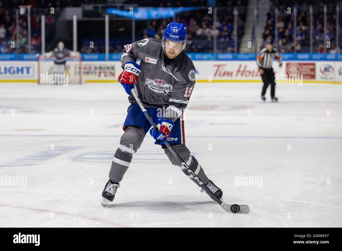 13 de abril de 2024: El delantero de los Rochester Americanos Graham Slaggert (19) patina en el segundo período contra los Senadores de Belleville. Los estadounidenses de Rochester recibieron a los Senadores de Belleville en la noche de Roc the Rink en un partido de la Liga Americana de Hockey en el Blue Cross Arena en Rochester, Nueva York. (Jonathan Tenca/CSM) Foto de stock