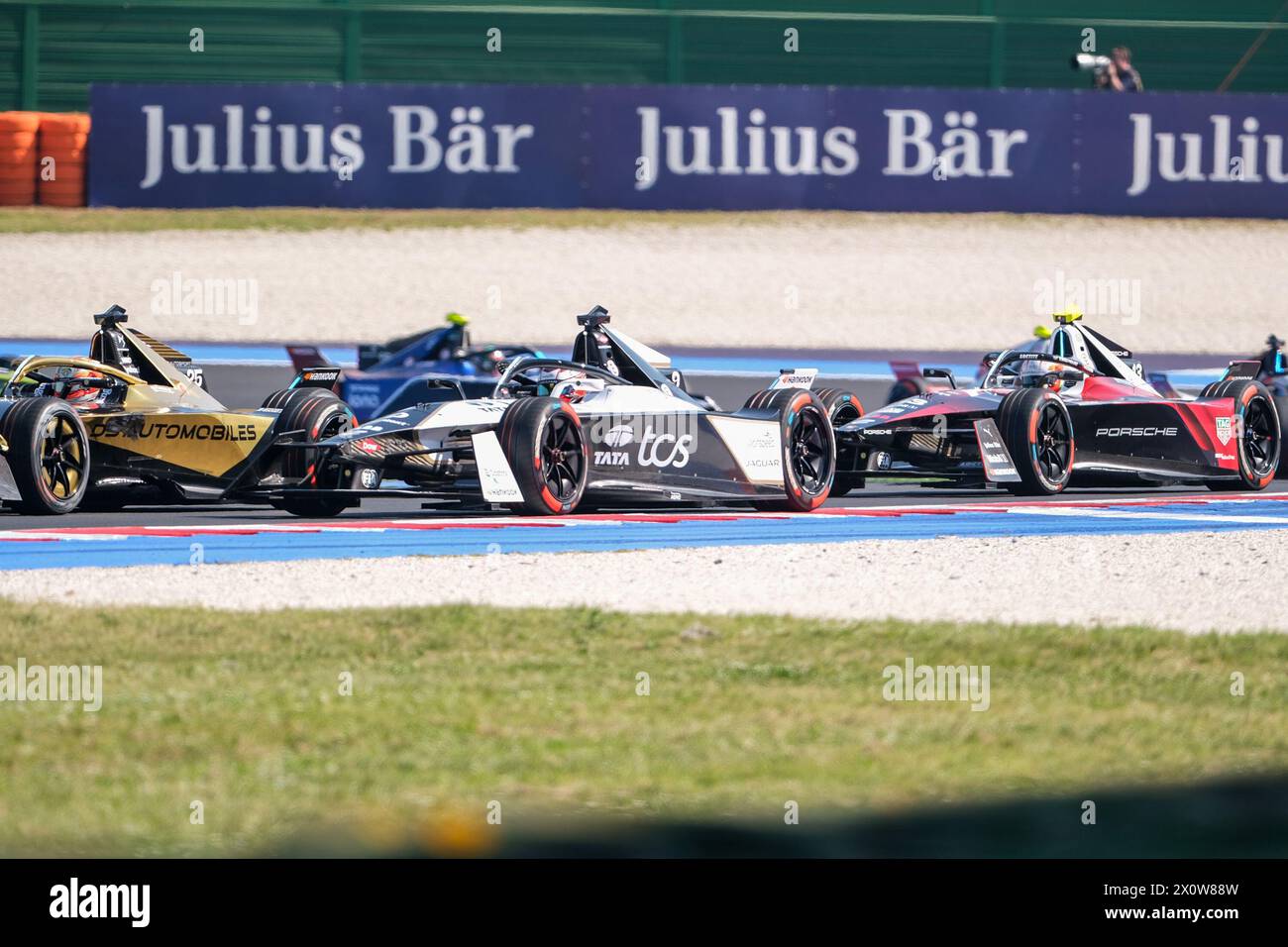 Misano Adriatico, Italia. 13 de abril de 2024. Mitch Evans de Jaguar TCS Racing (C) y Antonio Felix Da Costa de TAG Heuer Porsche Formula E Team (R) compiten durante la Ronda 6 del Campeonato Mundial de Fórmula E ABB 2024 Misano E-Prix. Antonio Felix Da Costa, del Tag Heuer Porsche Formula E Team, ocupa el primer lugar, mientras que en segundo lugar está Oliver Rowland, del Nissan Formula E Team. Tercer lugar para Jake Dennis de Andretti Formula E. Crédito: SOPA Images Limited/Alamy Live News Foto de stock