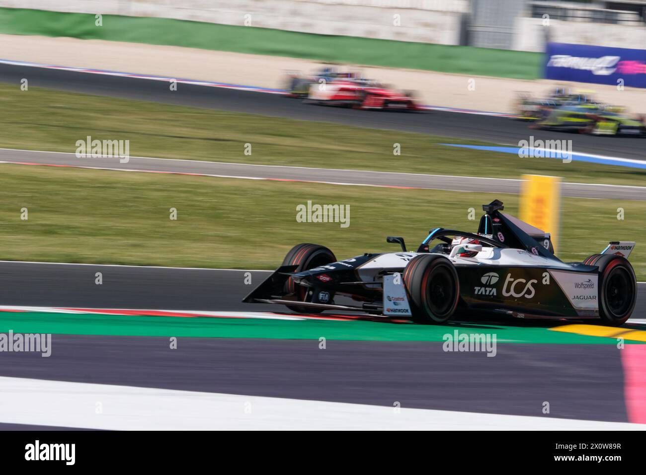 Misano Adriatico, Italia. 13 de abril de 2024. Mitch Evans de Jaguar TCS Racing compite durante la Ronda 6 del Campeonato Mundial de Fórmula E ABB 2024 Misano E-Prix. Antonio Felix Da Costa, del Tag Heuer Porsche Formula E Team, ocupa el primer lugar, mientras que en segundo lugar está Oliver Rowland, del Nissan Formula E Team. Tercer lugar para Jake Dennis de Andretti Formula E. Crédito: SOPA Images Limited/Alamy Live News Foto de stock