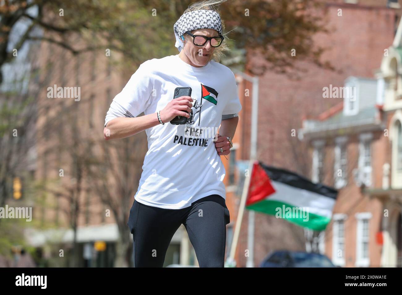 Harrisburg, Estados Unidos. 13 de abril de 2024. Una mujer corre en la carrera 5k hacia Gaza. La Coalición Palestina de Harrisburg organizó el evento que recaudó dinero para la organización sin fines de lucro HEAL Palestine. Crédito: SOPA Images Limited/Alamy Live News Foto de stock