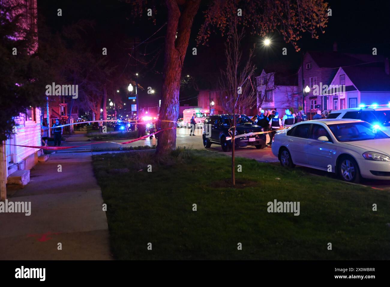La policía de Chicago se apresura a la escena de un tiroteo masivo en el área de West 52nd Street. Ocho personas fueron baleadas, incluyendo cinco adultos y tres niños en el área de West 52nd Street en Chicago. Los adultos a los que se les disparó varían en edad de 19 a 40 años de edad. Un hispano de 1 año recibió múltiples disparos y se encuentra en estado crítico, un hispano de 7 años recibió múltiples disparos y se encuentra en estado crítico, una hispana de 7 años recibió un disparo en la cabeza y fue declarada muerta. Ningún sospechoso está detenido en este momento y el tiroteo parece estar relacionado con pandillas. Foto de stock