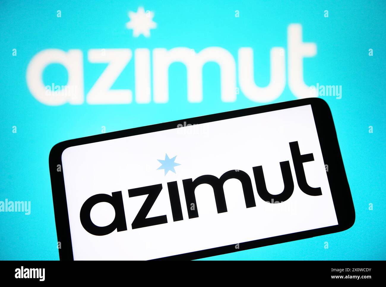 Ucrania. 13 de abril de 2024. En esta ilustración fotográfica, un logotipo de Azimut sosteniendo se ve en un teléfono inteligente y en una pantalla de pc. Crédito: SOPA Images Limited/Alamy Live News Foto de stock