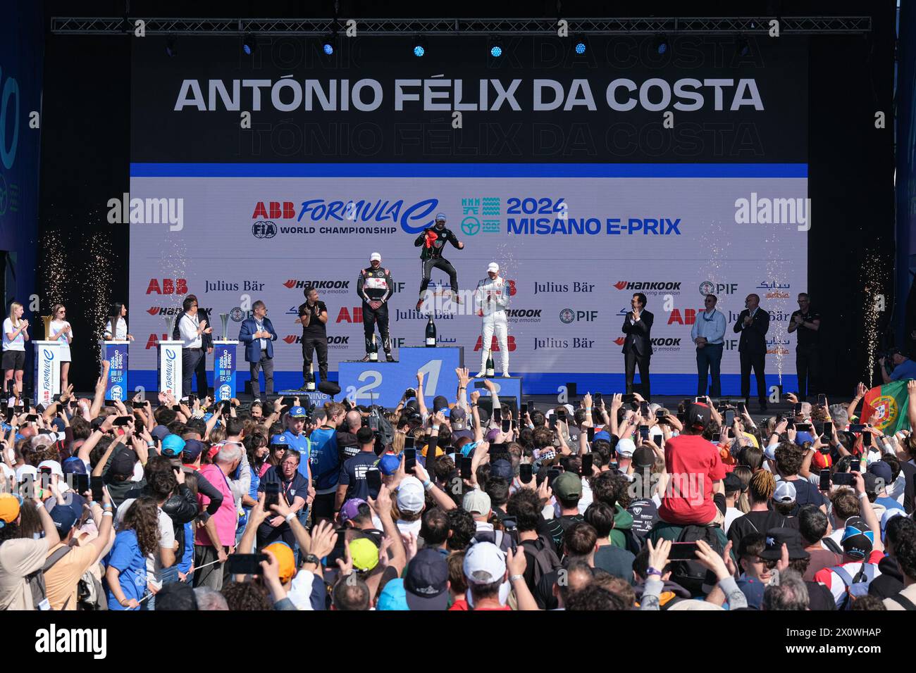 Misano Adriatico, Italia. 13 de abril de 2024. Antonio Felix Da Costa, del Tag Heuer Porsche Formula E Team, gana la Ronda 6 del Campeonato Mundial de Fórmula E ABB. En segunda posición Oliver Rowland del Nissan Formula E Team y en tercera posición está Jake Dennis del Andretti Formula E Team. Crédito: SOPA Images Limited/Alamy Live News Foto de stock