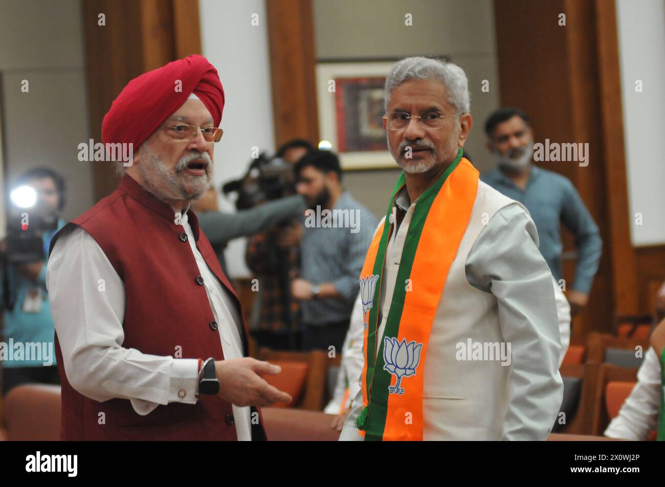 Nueva Delhi, Delhi, India. 14 de abril de 2024. MINISTROS DE la Federación y del Petrolium DURANTE EL primer ministro Narendra Modi con los ministros sindicales de izquierda a derecha Home Amit Shah, el ministro de Defensa Rajnath Singh, el presidente del partido J P Nadda y el ministro de Finanzas Nirmala Sitaraman durante la liberación del Sankalp Patra del BJP ( Manifiesto del partido ) para las próximas elecciones generales de 2024, en BJP Head Quater.in Nueva Delhi. El domingo, foto de Ravi Batra/ 14 de abril de 2024 (Imagen de crédito: © Ravi Batra/ZUMA Press Wire) ¡USO EDITORIAL SOLAMENTE! No para USO comercial! Foto de stock