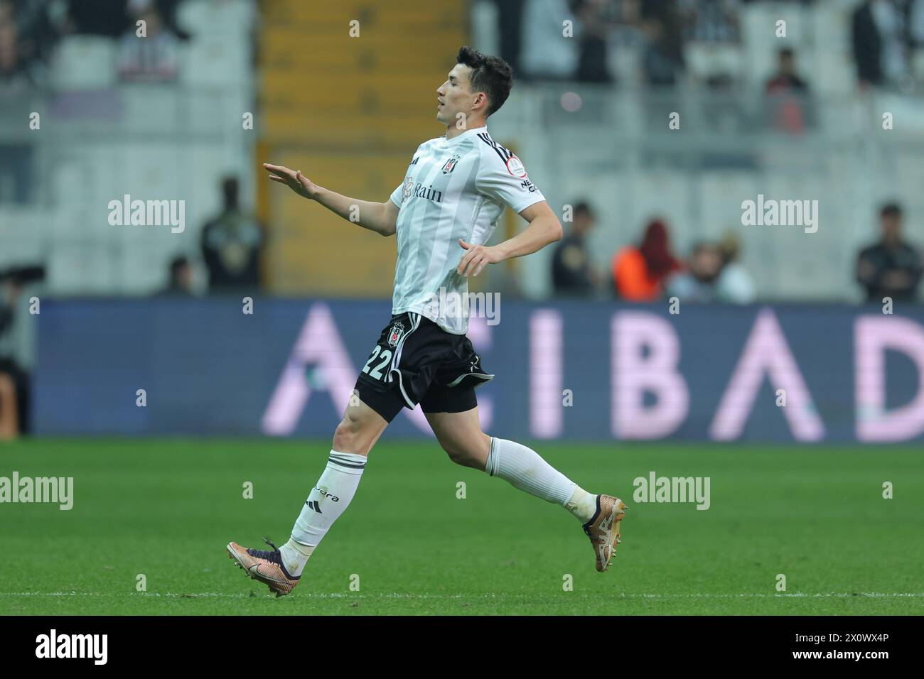 Estambul, Turquía, 13 de abril de 2024: Baktiyor Zainutdinov (22 Besiktas) durante el partido de fútbol de la Superliga turca entre Besiktas y Samsunspor en el estadio Tupras, Turquía. (EO / SPP) Foto de stock