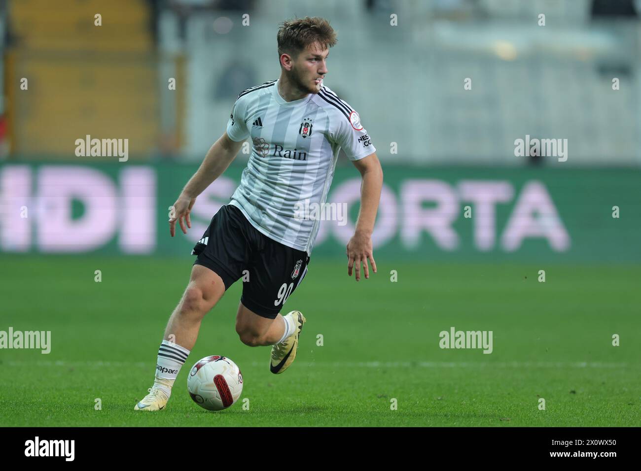 Estambul, Turquía, 13 de abril de 2024: Semih Kilicsoy (90 Besiktas) durante el partido de fútbol de la Superliga Turca entre Besiktas y Samsunspor en el Tupras Stadium, Turquía. (EO / SPP) Foto de stock