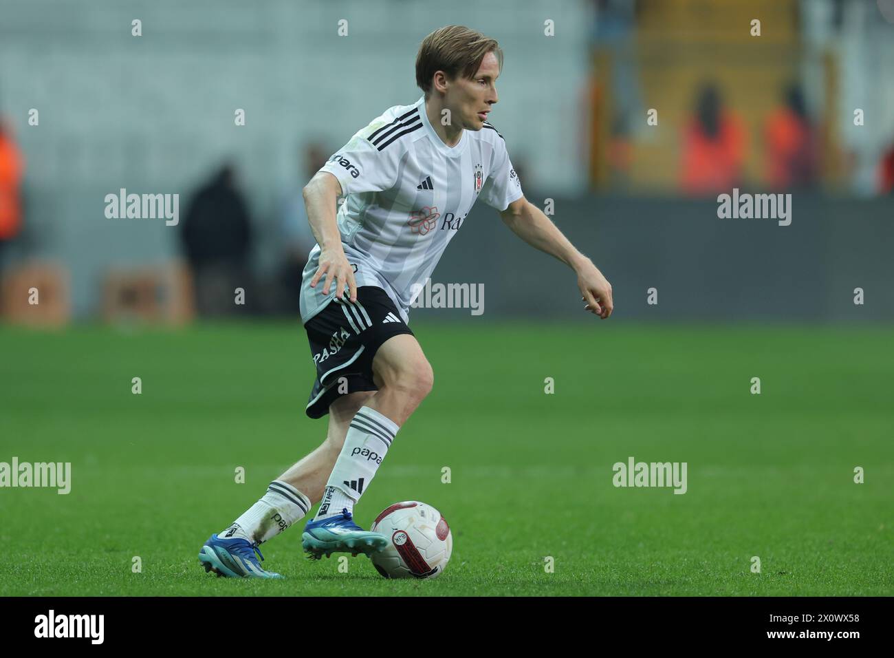 Estambul, Turquía, 13 de abril de 2024: Jonas Svensson (2 Besiktas) durante el partido de fútbol de la Superliga Turca entre Besiktas y Samsunspor en el Tupras Stadium, Turquía. (EO / SPP) Foto de stock