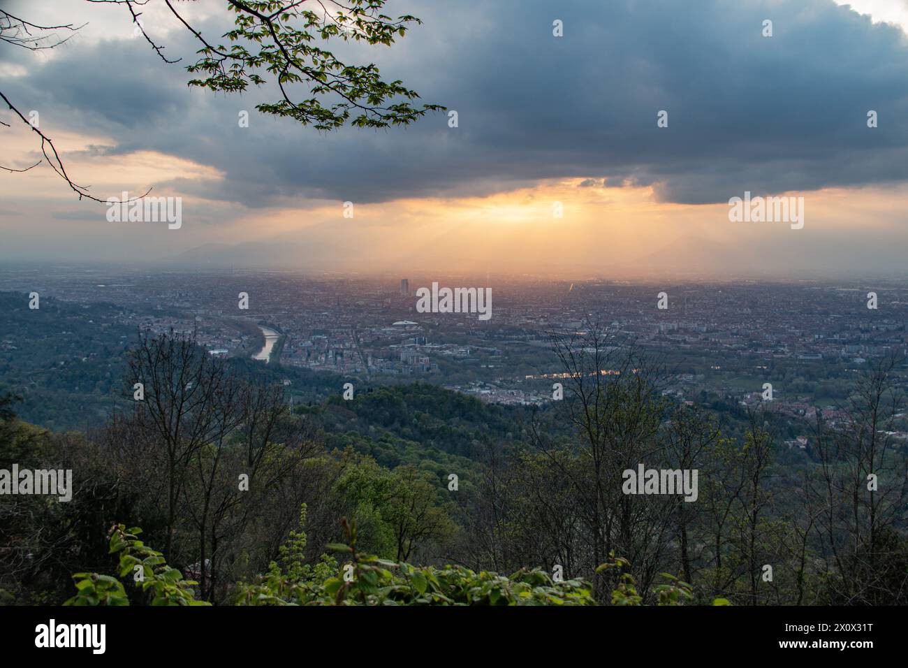 Impresionante vista de Turín al atardecer desde Mont Superga Foto de stock