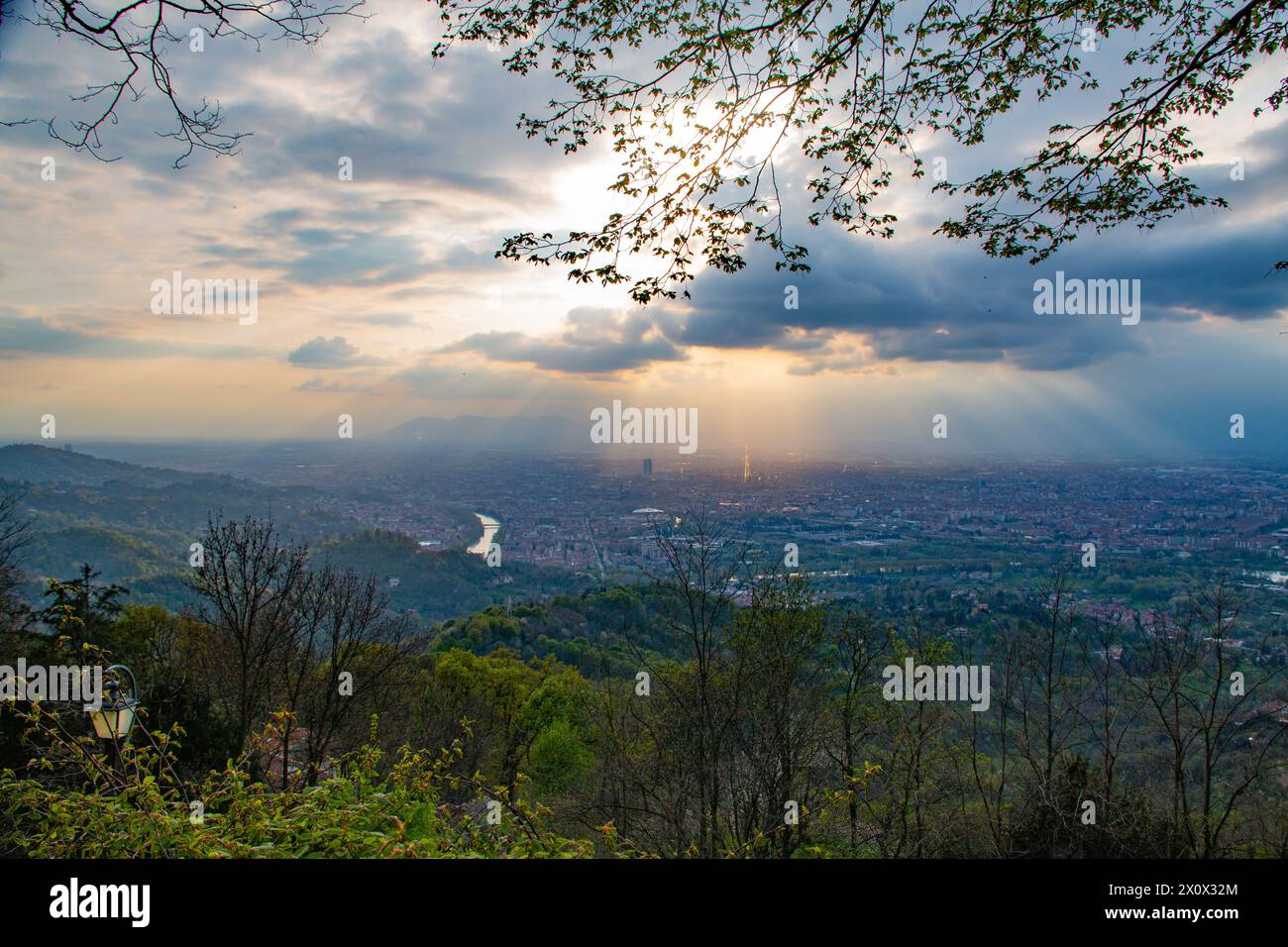 Impresionante vista de Turín al atardecer desde Mont Superga Foto de stock