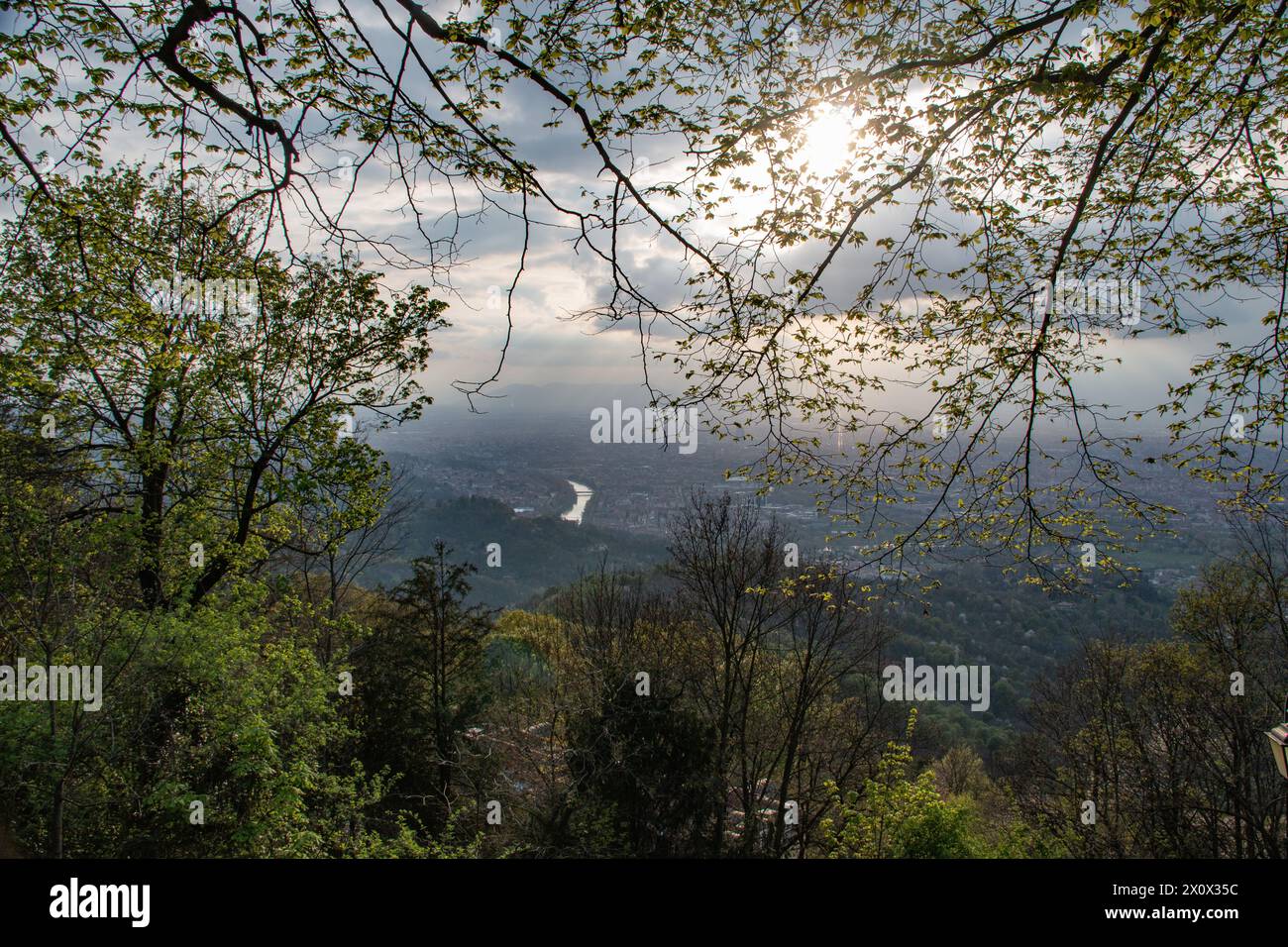 Impresionante vista de Turín al atardecer desde Mont Superga Foto de stock
