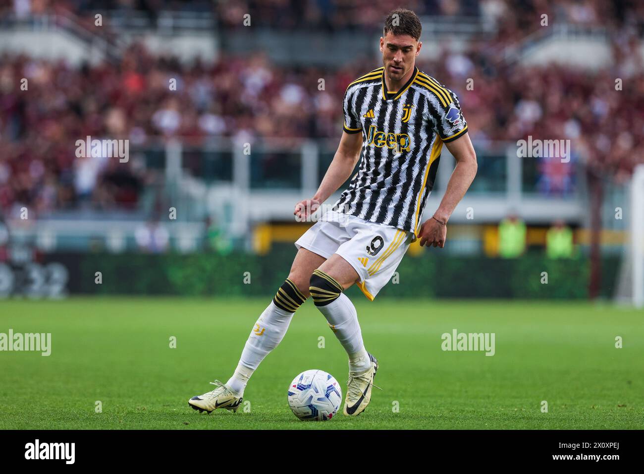 Dusan Vlahovic de la Juventus FC fue visto en acción durante el partido de fútbol Serie A 2023/24 entre el Torino FC y la Juventus FC en el Stadio Olímpico Grande Torino. Puntuación final; Torino 0:0 Juventus. Foto de stock