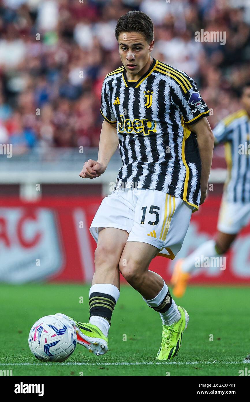 Kenan Yildiz de la Juventus FC se vio en acción durante el partido de fútbol Serie A 2023/24 entre el Torino FC y la Juventus FC en el Stadio Olímpico Grande Torino. Puntuación final; Torino 0:0 Juventus. Foto de stock