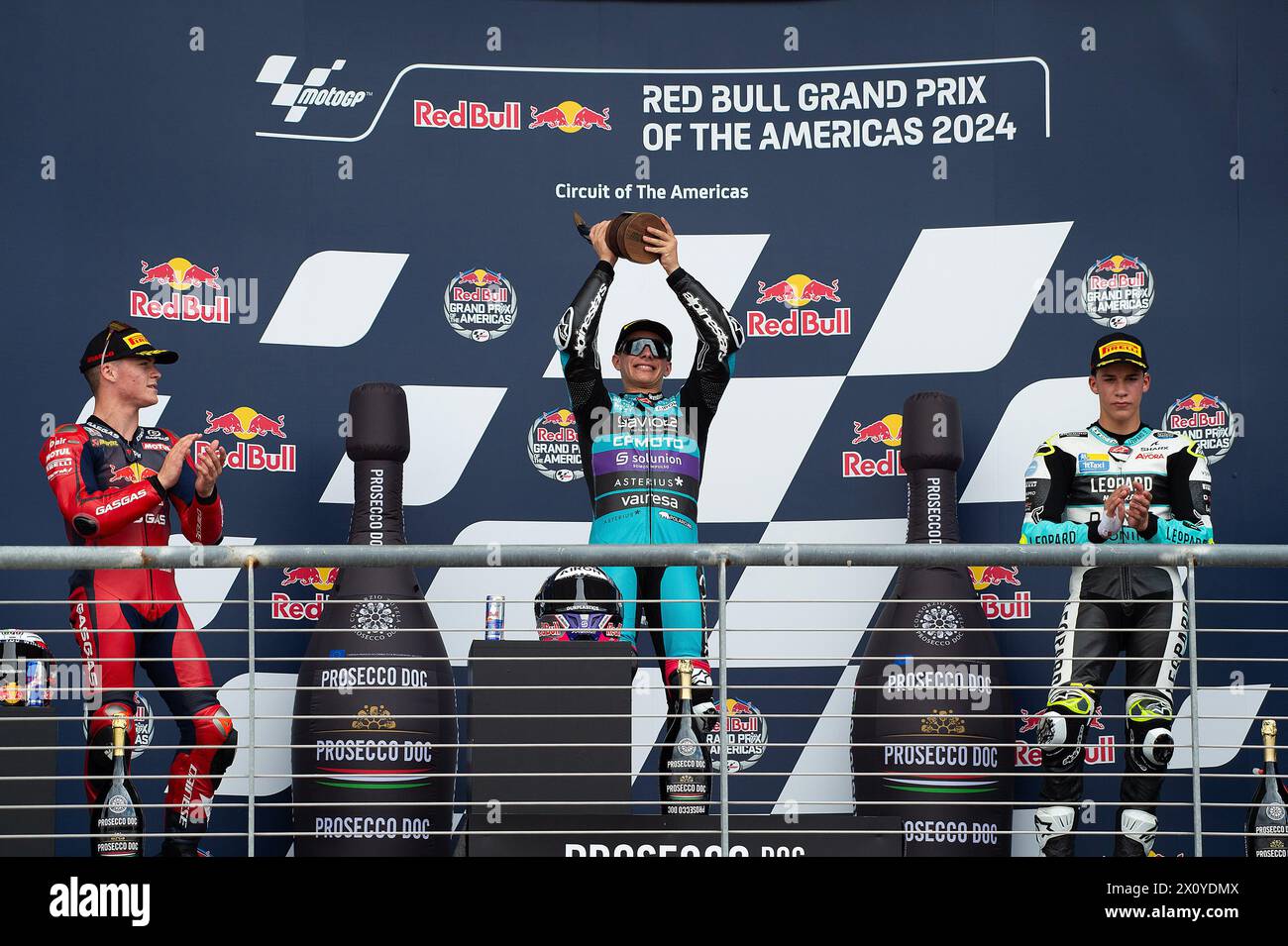 Las Américas. 14 de abril de 2024. David Alonso (80) con CFMOTO Aspar Team levanta su trofeo en celebración de la victoria del campeonato de Moto3 en el Gran Premio Red Bull de las Américas, Circuito de las Américas. Austin, Texas. Mario Cantu/CSM/Alamy Live News Foto de stock